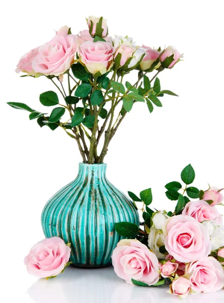 Vakre rosa og hvite roser i vaser isolert på hvite – stockfoto