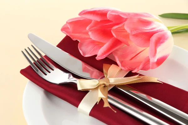 Cenário festivo de mesa de jantar com tulipas no fundo bege — Fotografia de Stock