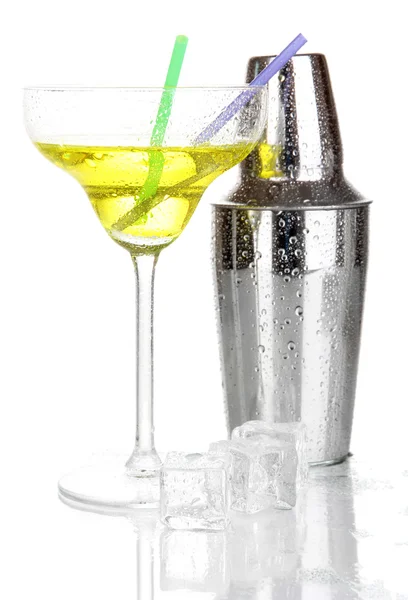 Cocktail shaker e cocktail isolati su bianco — Foto Stock