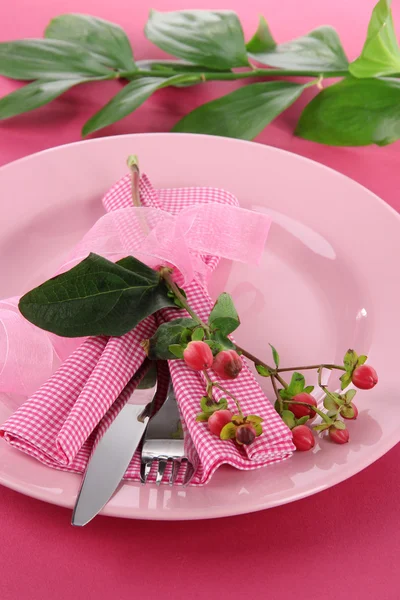 Подается тарелка с салфеткой и цветочным крупным планом — стоковое фото