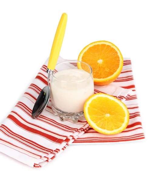 Вкусный йогурт в стакане с апельсином изолирован на белом — стоковое фото