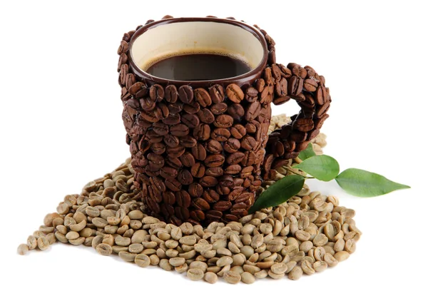 杯のコーヒー豆と白で隔離される緑の豆 — ストック写真