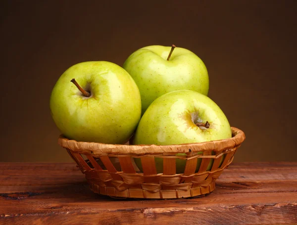 Ζουμερά πράσινα μήλα στο καλάθι στο ξύλινο τραπέζι για καφέ φόντο — Φωτογραφία Αρχείου