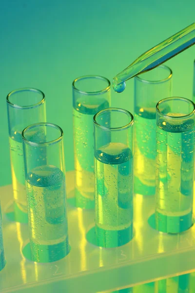 test tüpleri ile mavi zemin üzerine sıvı