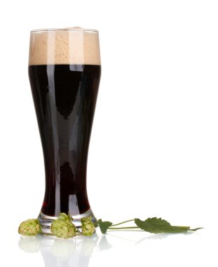 bir cam ve yeşil atlama üzerinde beyaz izole koyu bira