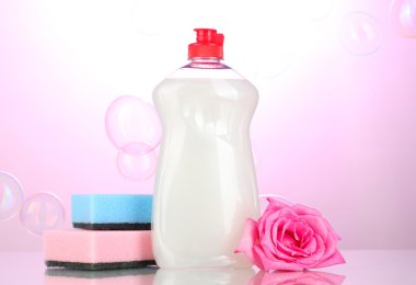 sünger ve pembe bir arka plan üzerinde çiçek ile bulaşık deterjanı