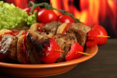 lezzetli ızgara et ve sebze yangın arka plaka üzerinde