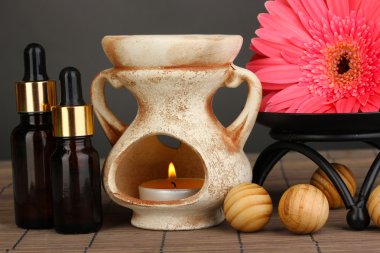 Aromaterapi lamba gri arka plan üzerinde