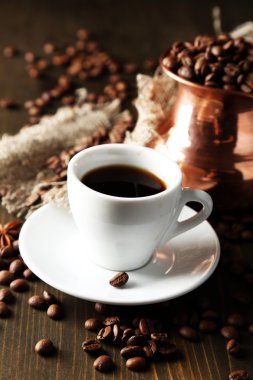 fincan kahve ve ahşap zemin üzerine pot