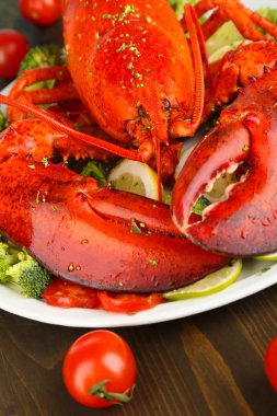 Tablo yakın çekim tepside üzerinde kırmızı ıstakoz