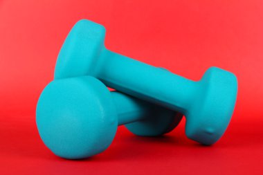 dumbell kırmızı zemin üzerine