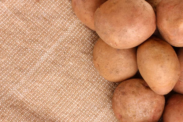 黄麻布のクローズ アップで新鮮なジャガイモ — ストック写真