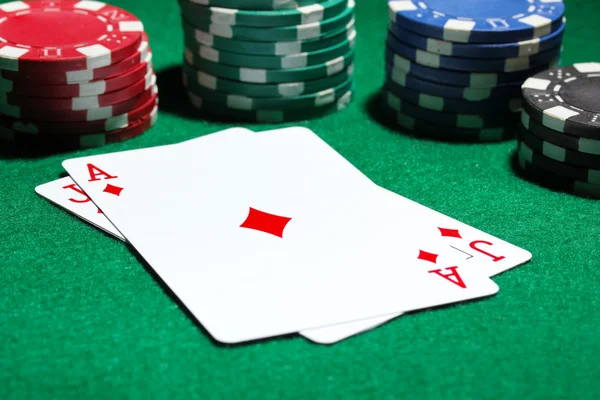 Karty a čipy pro poker na zeleném stole — Stock fotografie