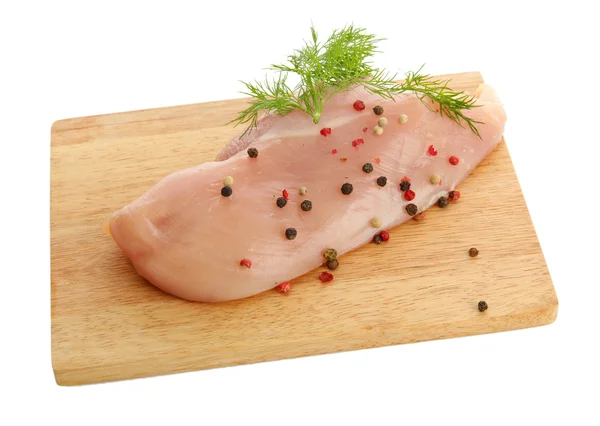Syrové kuřecí maso na prkénku, izolované na bílém — Stock fotografie
