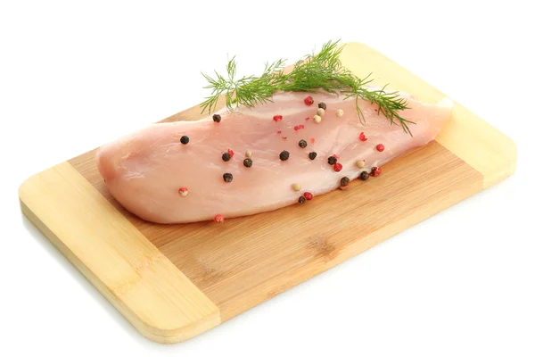 Carne di pollo cruda sul tagliere, isolata su bianco — Foto Stock