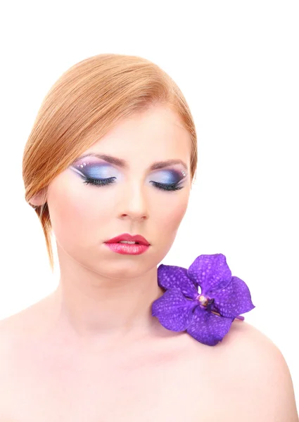 Porträt einer schönen jungen Frau mit Glamour-Make-up und Blume, isoliert auf Weiß — Stockfoto