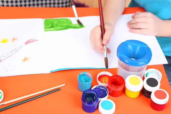 Child painting in his album — Stock Photo, Image