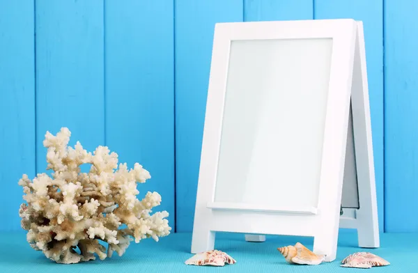 Moldura de foto branca para decoração de casa no fundo azul — Fotografia de Stock