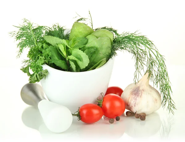 Composição de argamassa, tomate e ervas verdes, isolados sobre branco — Fotografia de Stock