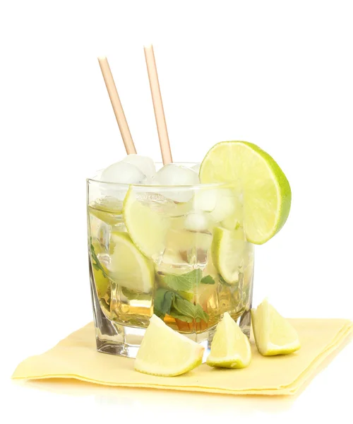 Cocktail med lime och mynta isolerade på vitt glas — Stockfoto