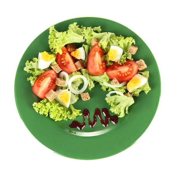 Frischer gemischter Salat mit Eiern, Tomaten, Salatblättern und anderem Gemüse auf Farbteller, isoliert auf weißem Teller — Stockfoto