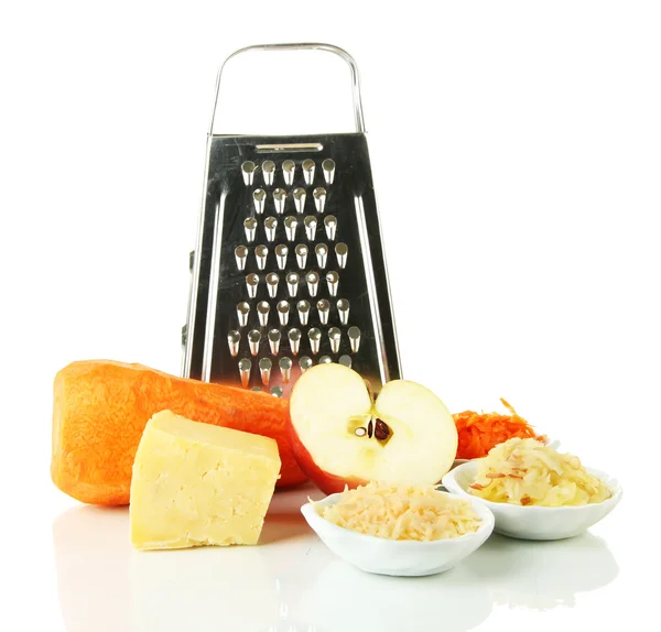 Kovové struhadlo a jablko, sýr, mrkev, izolované na bílém — Stock fotografie
