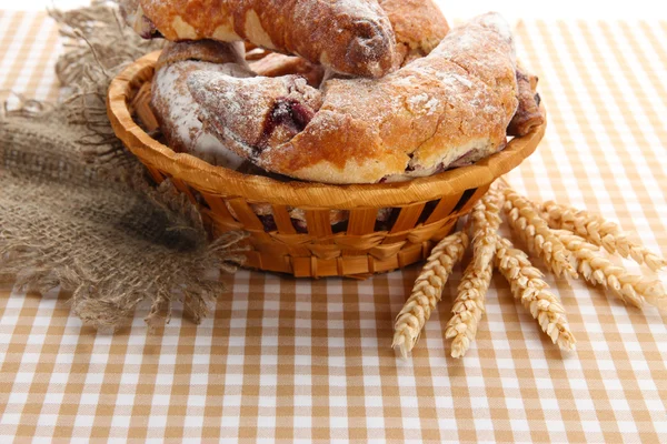 Smak croissanter i korg på tableclot — Stockfoto