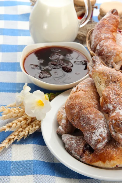 Smaak croissants, melk en jam, op tableclot — Stockfoto