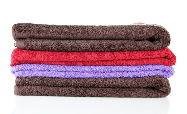 Pilha de toalhas coloridas, isoladas em branco — Fotografia de Stock