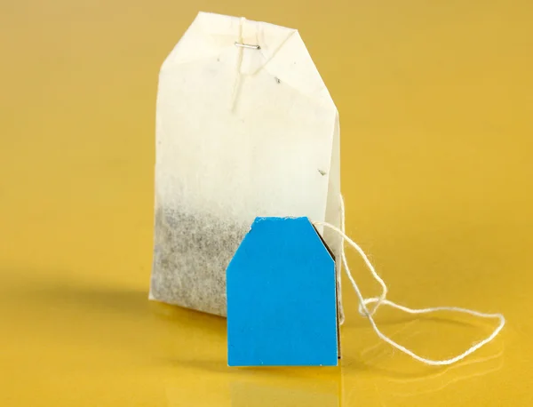 Tea bag a sárga háttér — Stock Fotó