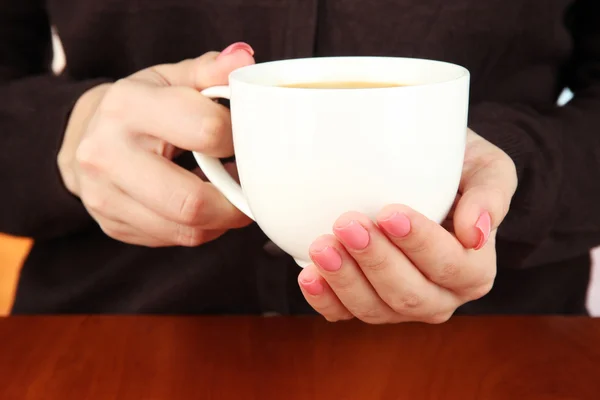 Hände halten Becher mit Heißgetränk, Nahaufnahme — Stockfoto