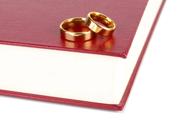 Anéis de casamento na bíblia isolados no branco — Fotografia de Stock