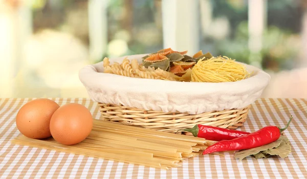 Olika typer av pasta på fönsterbakgrund — Stockfoto