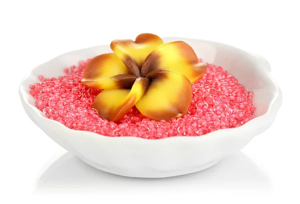 Красочные бусины с цветком ручной работы в тарелке изолированы на белом — стоковое фото