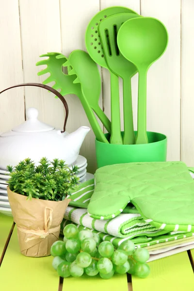 Küche: Geschirr, Topflappen, Handtücher und anderes auf dem Holztisch — Stockfoto