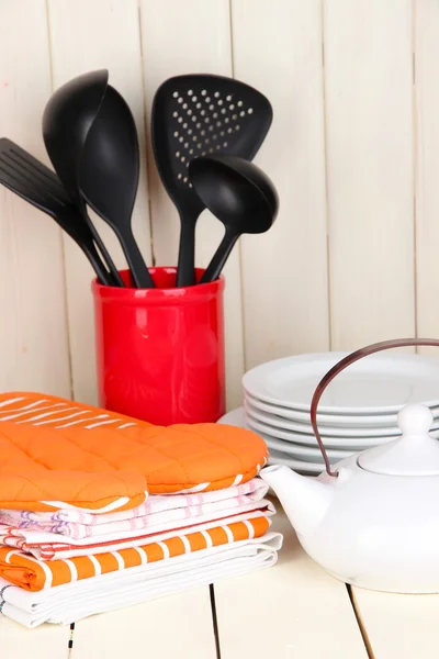 Налаштування кухні: посуд, гончарі, рушники та інше на дерев'яному столі — стокове фото