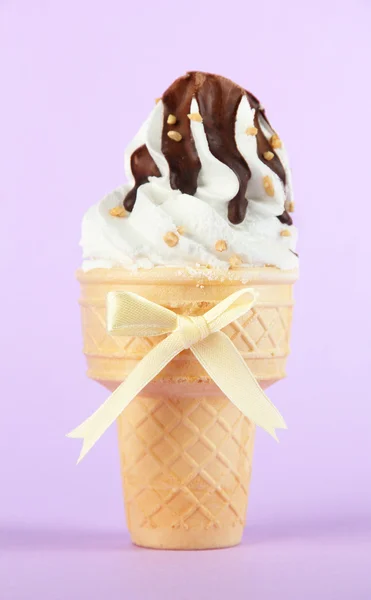 Helado sabroso con chocolate, sobre fondo morado —  Fotos de Stock