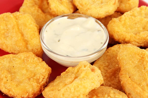 Nuggets de frango frito com molho isolado em branco — Fotografia de Stock