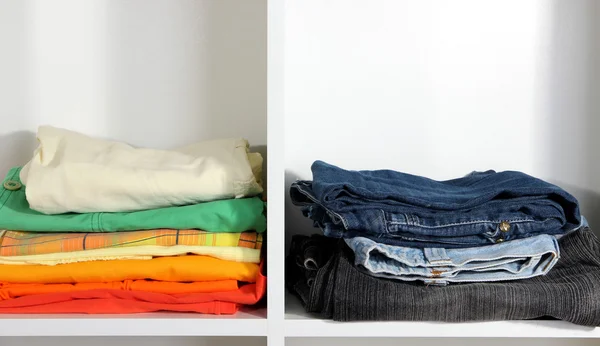 Clothes neatly folded on shelves — Stockfoto