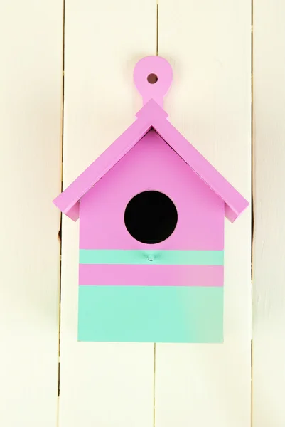 Caja de anidación decorativa sobre fondo de madera de color — Foto de Stock