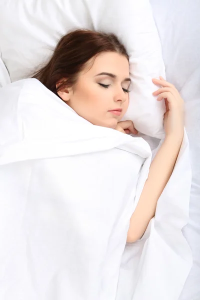 Schöne junge Frau schläft im Bett — Stockfoto