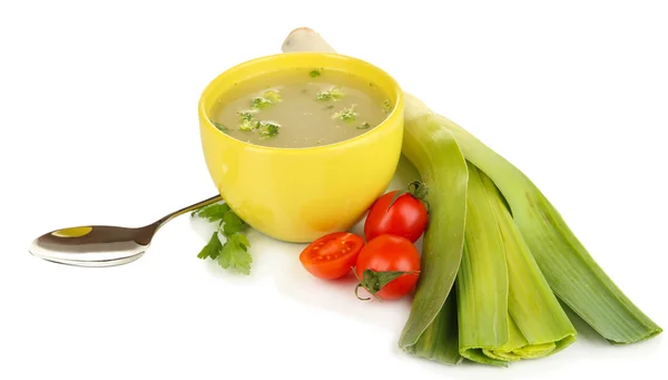 Soupe diététique aux légumes dans une tasse isolée sur blanc — Photo
