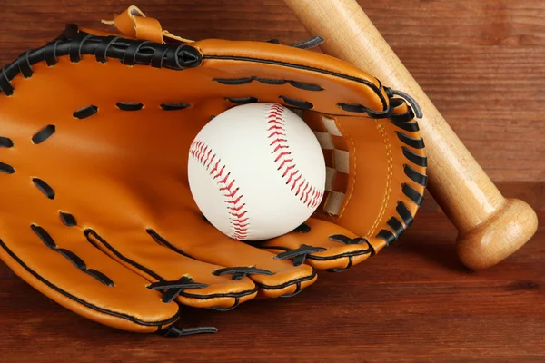 Baseball handske, bat och bollen på trä bakgrund — Stockfoto