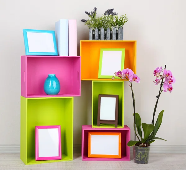 Hermosos estantes de colores con diferentes objetos relacionados con el hogar —  Fotos de Stock