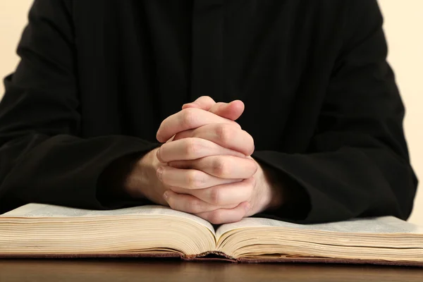 Sacerdote lendo da Bíblia Sagrada, de perto — Fotografia de Stock