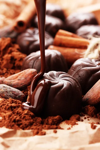 チョコレート菓子、ココアと茶色の背景にスパイスの組成 — ストック写真