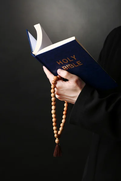 牧师从圣经读、 关门 — 图库照片
