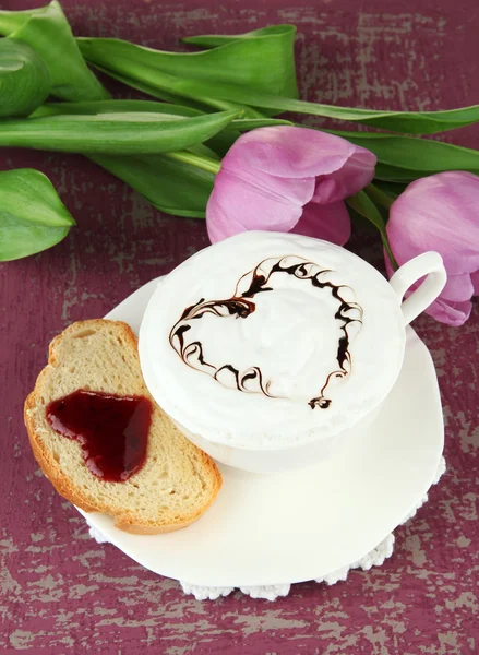 Samenstelling van koffie, toast en tulpen op kleur achtergrond — Stockfoto