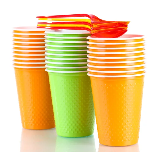 Tasses et cuillères de différentes couleurs isolées sur blanc — Photo