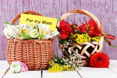 iki sepet Frezya parlak zemin üzerine